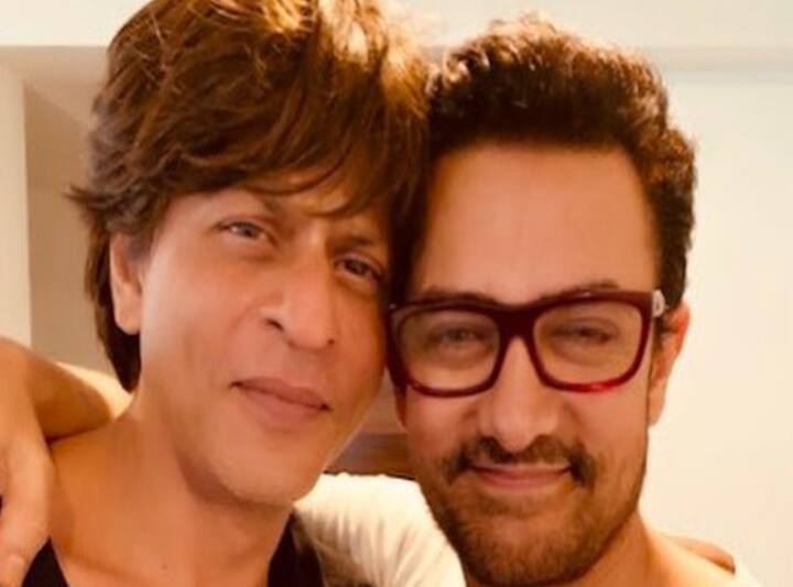 शाहरुख़ खान : बॉलीवुड के किंग, शाहरुख़ खान की पहली कमाई 50 रुपए थी. यह पैसे शाहरुख़ को पंकज उदास के कॉन्सर्ट से मिले थे. ख़बरों की मानें तो इन पैसों से किंग खान आगरा घूमने चले गए थे.