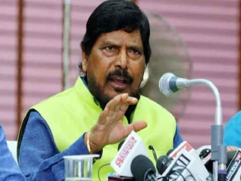 रामदास अठावले बोले- जिंदगी को बचाने के लिए और कोरोना को 'नचाने' के लिए वैक्सीन लेना जरूरी है रामदास अठावले बोले- जिंदगी को बचाने के लिए और कोरोना को 'नचाने' के लिए वैक्सीन लेना जरूरी है