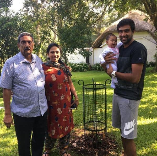 आर अश्विन के परिवार में उनके माता-पिता के अलावा पत्नी पृथी और दो बेटियां हैं.  (तस्वीरें- Instagram)