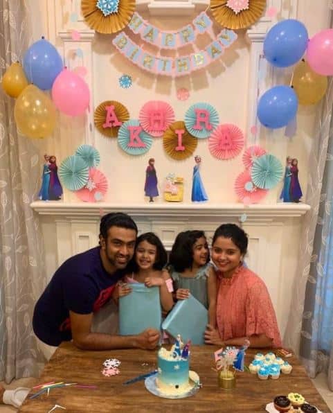 आर अश्विन की दोनों बेटियों की उम्र में एक साल का अंतर है, लेकिन दोनों देखने में जुड़वां लगती हैं. (तस्वीरें- Instagram)