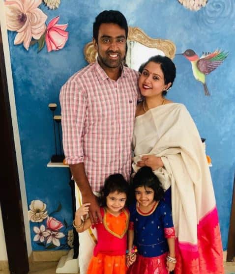 क्रिकेट की पिच पर समय बिताने के साथ-साथ अश्विन को अपने परिवार के साथ भी समय बिताना काफी पसंद है.  (तस्वीरें- Instagram)