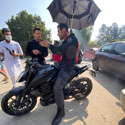 In Pics: जॉन अब्राहम की बिना कपड़ो के अब तक की सबसे जबरदस्त तस्वीर वायरल, बताया किसका कर रहे हैं इंतजार