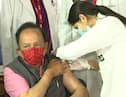 Covid Vaccine: स्वास्थ्य मंत्री हर्षवर्धन ने पत्नी संग लगवाया टीका, जानिए आज किन हस्तियों को लगी वैक्सीन
