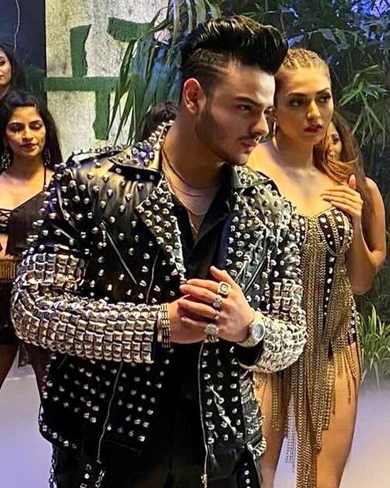 बता दें कि गाने के रिलीज होते ही सोशल मीडिया पर हनी सिंह से ज्यादा श्रुति की ही चर्चा हो रही है.