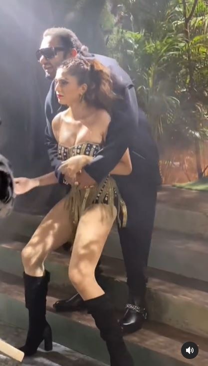 बता दें कि ये गाना जॉन अब्राहम और इमरान हाशमी की आने वाली फिल्म मुंबई सागा का पहला गाना है.