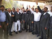 Prayagraj: हाईकोर्ट के वकीलों की हड़ताल जारी, हनुमान चालीसा का पाठ कर जताया विरोध