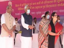 CM नीतीश ने इलेक्ट्रिक बसों के परिचालन सेवा का किया उद्घाटन, कहा- पर्यावरण को इससे नहीं होगा नुकसान