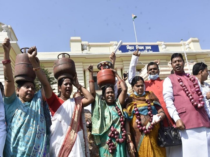 Patna: RJD MLA reached Bihar Assembly with onion garland and LPG on his head बिहार: सिर पर गैस सिलेंडर, गले में प्याज की माला पहनकर विधानसभा पहुंचे RJD विधायक