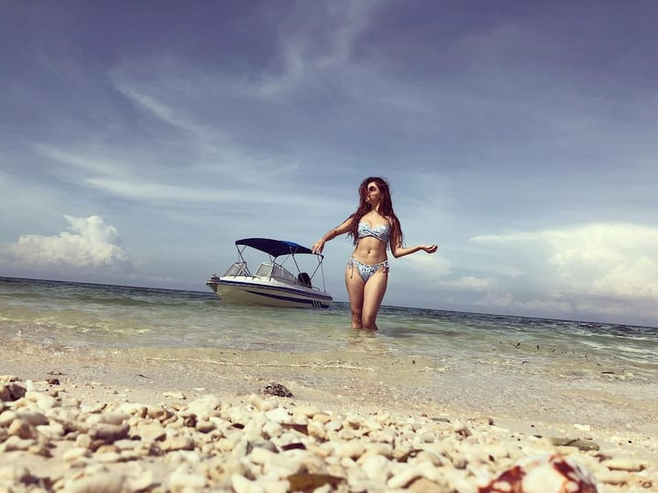 हम बात कर रहे हैं रुबीना दिलैक(Rubina Dilaik की जो असल जिंदगी में काफी स्टाइल से जीना पसंद करती हैं. और इसका सबूत देती हैं वो तस्वीरें जो अक्सर वो सोशल मीडिया पर शेयर करती रहती हैं. (Photo Credit - Instagram)