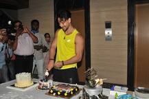Tiger Shroff Birthday: टाइगर श्रॉफ ने काटा केक, Heropanti 2 का पोस्टर और रिलीज़ डेट भी किया अनाउंस