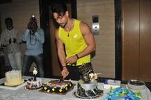 Tiger Shroff Birthday: टाइगर श्रॉफ ने काटा केक, Heropanti 2 का पोस्टर और रिलीज़ डेट भी किया अनाउंस