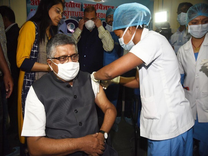 Union Minister Ravi Shankar Prasad has provided Corona vaccine in Patna AIIMS, paid support amount of Rs 250 ann केंद्रीय मंत्री रविशंकर प्रसाद ने पटना AIIMS में लगवाई कोरोना वैक्सीन, 250 रुपये की दी सहयोग राशि