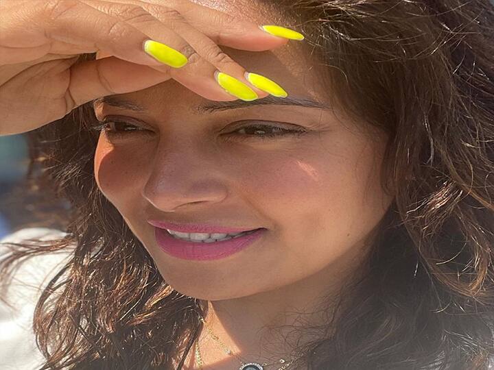 बिपाशा ने अपने इंस्टाग्राम अकाउंट से एक वीडियो शेयर किया है जिसमें वह ब्लैक आउटफिट में नजर आ रही हैं. बिपाशा का यह अंदाज फैन्स को काफी अंच्छा लग रहा है और वह इस वीडियो पर भर- भर कमेंट कर रहे हैं.