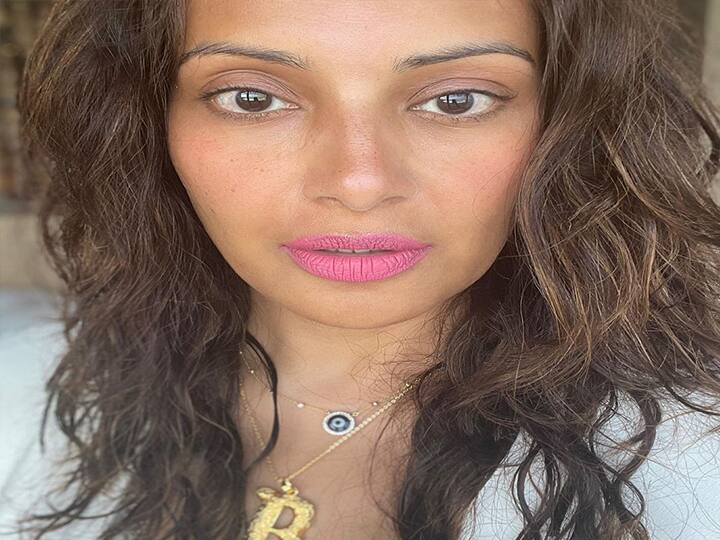 वर्क फ्रंट की बात करें तो बिपाशा बसु फिल्मी पर्दे पर आखिरी बार फिल्म 'अलोन' में दिखाई दी थीं. इस फिल्म में वह अपने पति करण सिंह ग्रोवर (Karan Singh Grover) के साथ मुख्य भूमिका में दिखाई दी थीं. वहीं बिपासा बसु और करण सिंह ग्रोवर सोशल मीडिया पर अपने फैंस से जुड़े रहने के लिए अक्सर लाइव आते रहते हैं.