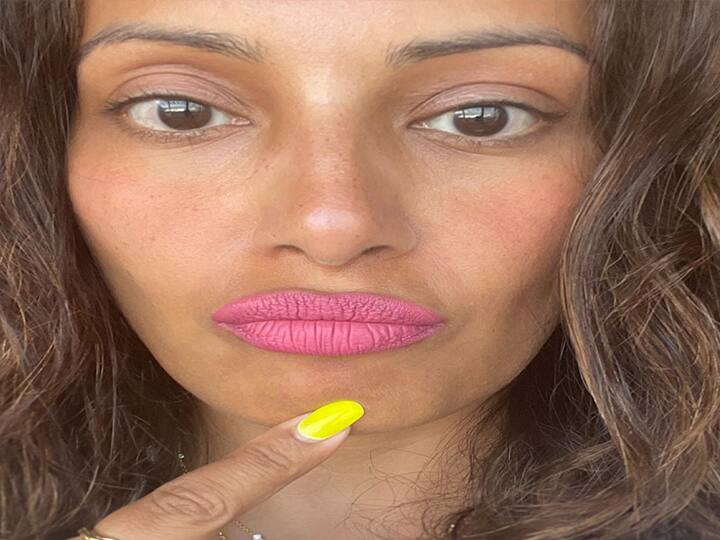 बॉलीवुड एक्ट्रेस बिपाशा बसु (Bipasha Basu) इन दिनों अपने पति के साथ मालदीव में क्वालिटी टाइम स्पेंड कर रही हैं. एक्ट्रेस इन दिनों सोशल मीडिया पर खासा एक्टिव हैं. आए दिन वो अपने क्वालिटी टाइम की फोटोज और वीडियो को सांझा करती दिखाई देती हैं.