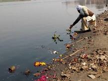 साधु-संत बोले यमुना में शाही स्नान के बाद 3 दिनों तक शरीर से नहीं गई बदबू, काले हो गए वस्त्र, कार्रवाई करे सरकार