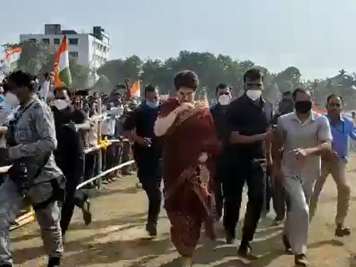 Congress leader Priyanka Gandhi was seen running towards the stage as she got late for the party rally in Tezpur Assam Assam Assembly Election: रैली के लिए लेट हुईं प्रियंका ने यूं लगाई दौड़, देखें वीडियो