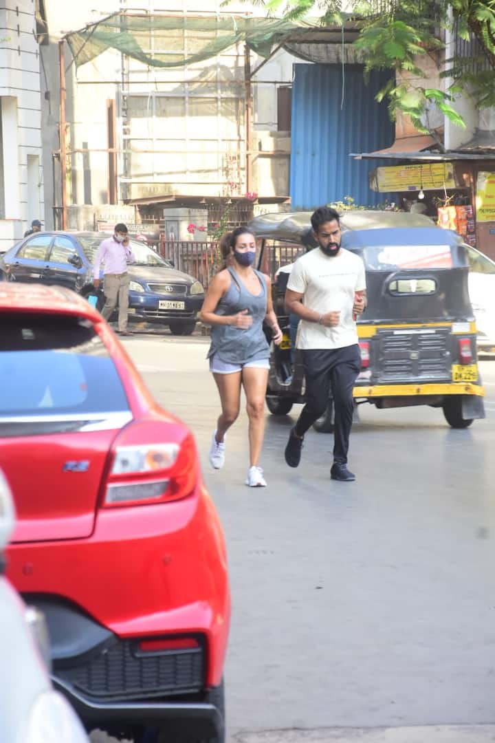 ऐसा पहली बार नहीं है. इससे पहले भी कई बार मलाइका सुबह-सुबह जॉगिंग करती दिख चुकी हैं.