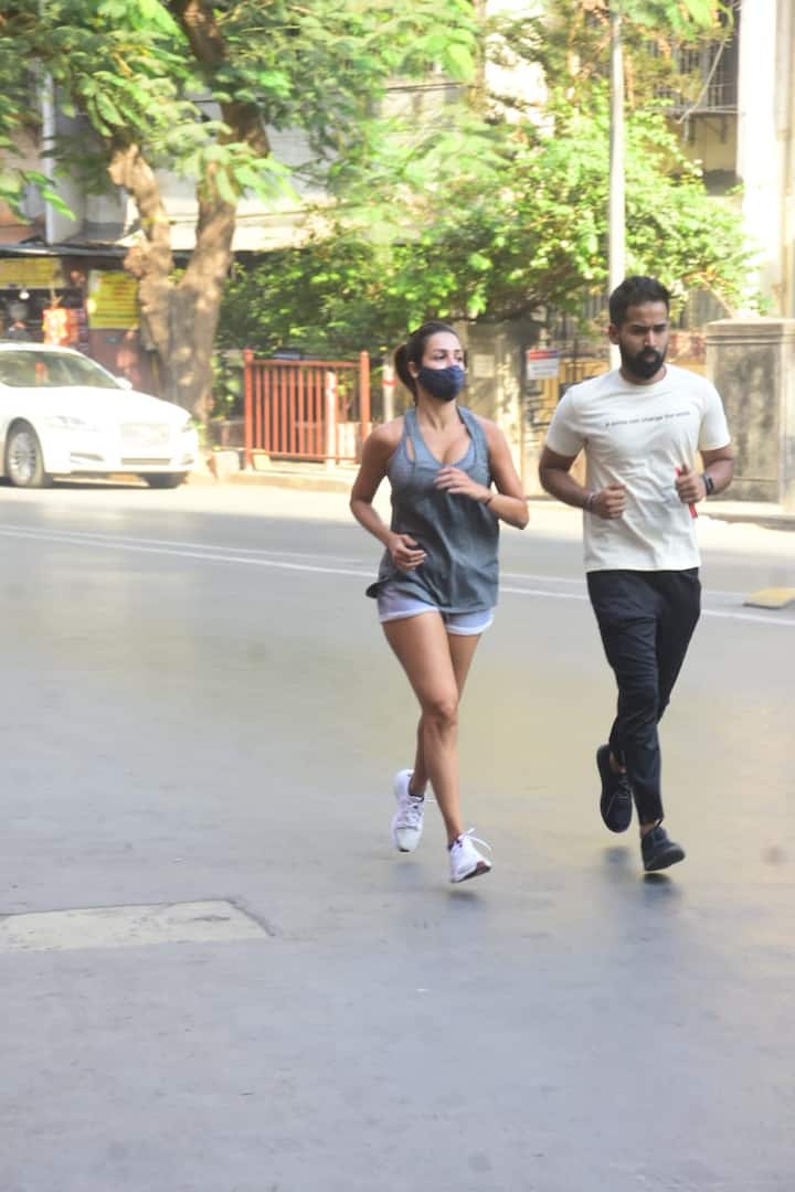 ये अभिनेत्री हमेशा ही लोगों को फिट रहने के लिए प्रेरित करती रहती हैं. सोशल मीडिया के जरिए भी मलाइका अपने फैंस को योगा सिखाती हैं.