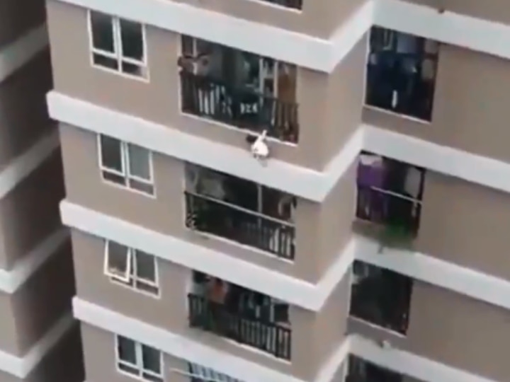 A delivery boy in vietnam saved the life of a girl who fell from the 12th floor Viral video: वियतनाम के हनोई में डिलीवरी बॉय ने 12वीं मंजिल से गिरने वाली बच्ची की बचाई जान, देखें वीडियो