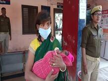 UP: भीख मांगने के बहाने घर में घुसती थी महिला चोर, पुलिस ने बरामद किये चार लाख कीमत के 26 मोबाइल