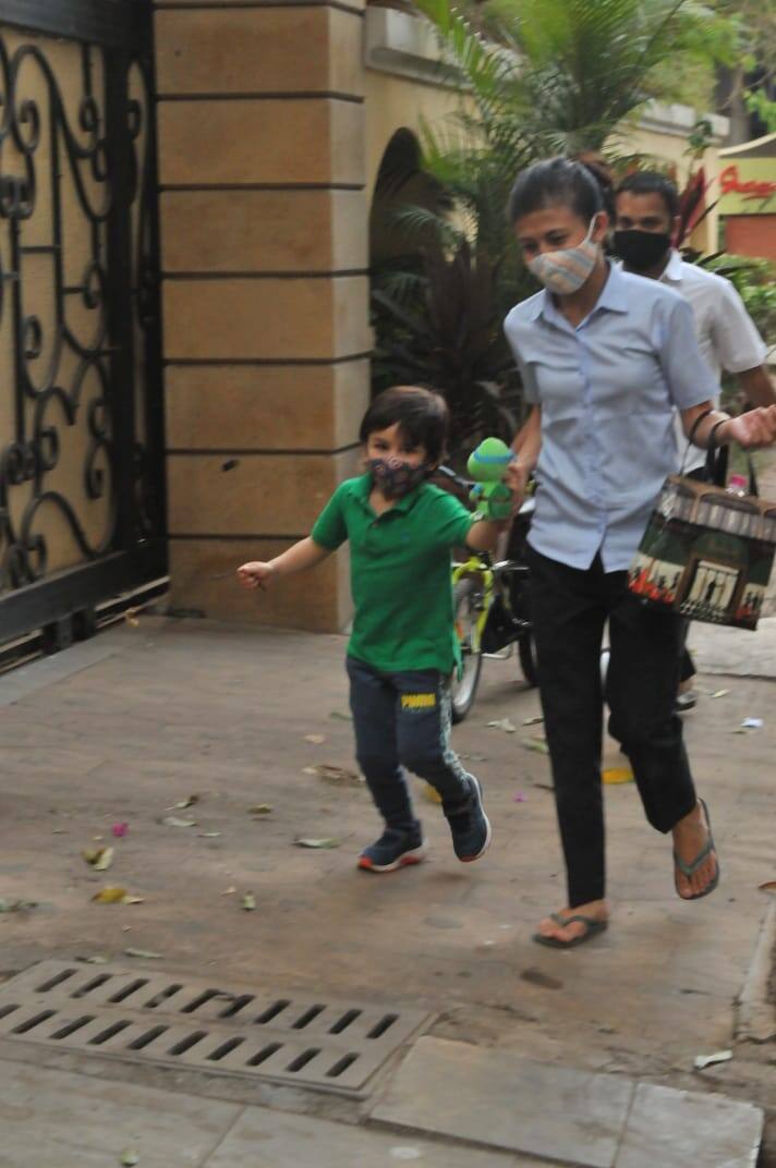 तैमूर के साथ उनकी नैनी और एक सर्वेंट था. नैनी ने तैमूर का हाथ पकड़ा हुआ था और उनके पीछे बेबी साइकिल लेकर एक सर्वेंट चल रहा था. (Photo Credit- Manav Mangalani)