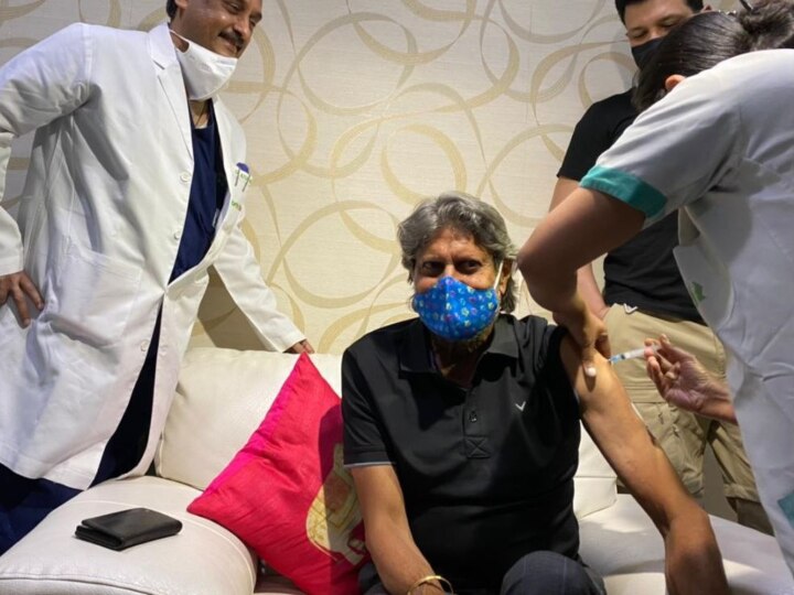 Delhi Veteran cricketer Kapil Dev received his first dose of COVID19 Vaccine at Fortis Hospital कोरोना वैक्सीनेशनः कपिल देव ने ली वैक्सीन की पहली डोज