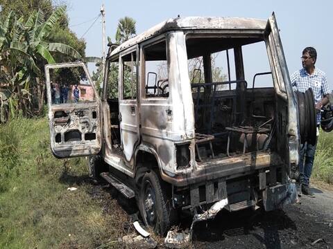 बिहार: वार्ड पार्षद की गोली मारकर हत्या, नाराज लोगों ने जमकर किया हंगामा, पुलिस की गाड़ी में लगाई आग बिहार: वार्ड पार्षद की गोली मारकर हत्या, नाराज लोगों ने जमकर किया हंगामा, पुलिस की गाड़ी में लगाई आग