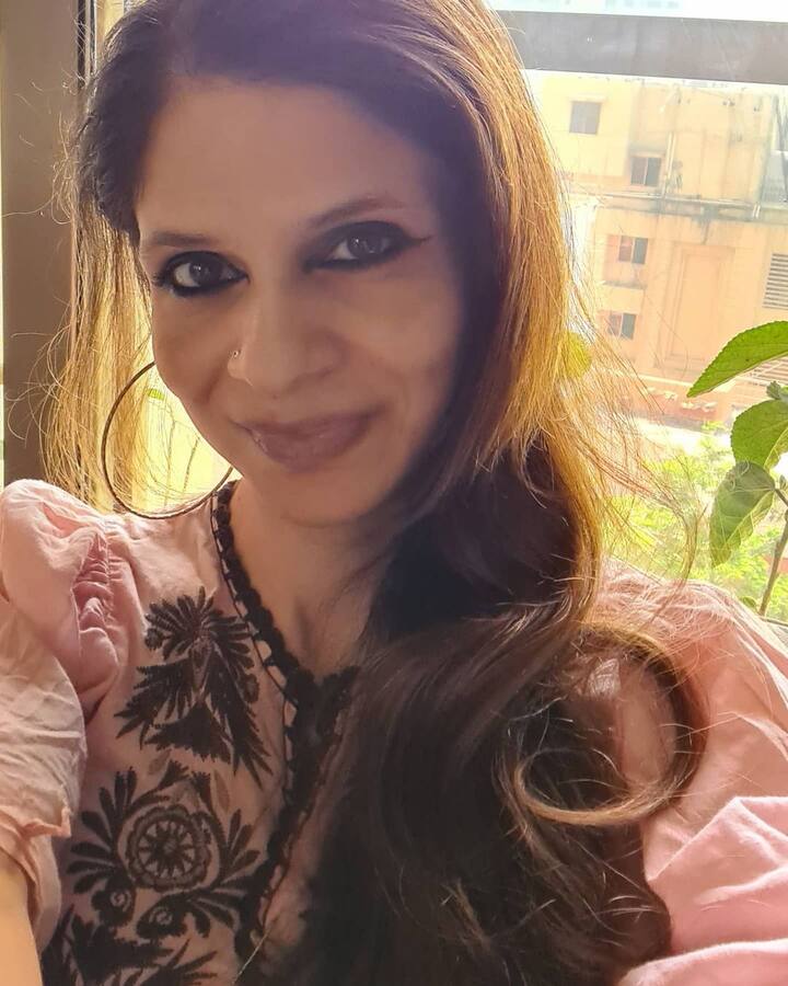 वो नाम है सबा अली खान. यानि नवाब पटौदी और शर्मिला टैगोर की दूसरी बेटी सबा जो उम्र में सैफ से छोटी हैं और सोहा से बड़ीं. यानि मंझली. सबा लाइमलाइट से कोसों दूर रहती हैं यही कारण है कि उनका नाम सोशल मीडिया पर काफी कम सुनाई देता है. (Photo Credit - instagram)