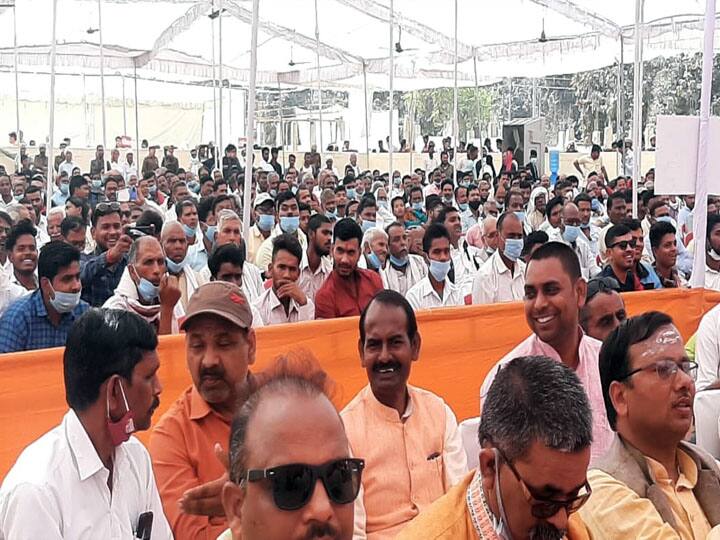 वाराणसी में रखी गई दूध क्रांति की नींव, राज्यपाल आनंदीबेन पटेल ने ग्रामीणों को दी गीर गाय up governor anandiben patel give gir cows to varanasi villagers ann वाराणसी में रखी गई दूध क्रांति की नींव, राज्यपाल आनंदीबेन पटेल ने ग्रामीणों को दी गीर गाय