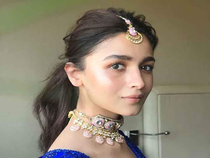 आलिया के मुताबिक एक हेल्थ ऐंड फिटनेस स्पा में उन्होंने सीखा कि अच्छे पाचन के लिए खाने से तुरंत पहले या खाने के तुरंत बाद सीधे तौर पर पानी नहीं पीना चाहिए. प्यास लगने पर आप ऐसी चीजों का सेवन कर सकते हैं जो आपकी प्यास को शांत कर सकें. जैसे चुकंदर, खीरा, दही इत्यादि खाएं. आयुर्वेद कहता है कि त्वचा और शरीर को स्वस्थ रखने के लिए अधिक से अधिक मात्रा में कंदमूल फल खाने चाहिए और आलिया भी उन चीजों को खाना अधिक पसंद करते हैं जो जमीन के नीचे उगते हैं. जैसे, शकरकंद, चुकंदर, शलजम, मूली, जिमीकंद, अरबी इत्यादि.