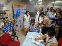 दिल्ली के मुख्यमंत्री अरविंद केजरीवाल ने लगवाई कोविड-19 वैक्सीन, LNJP में लगा 'कोविशील्ड' का पहला टीका