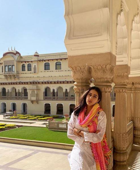 हाल ही में सारा अपनी मां के साथ अजमेर शरीफ की दरगाह भी गई थीं. उन्होंने सभी को जुम्मा की मुबारकबाद भी दी थी.