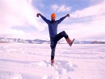 कनाडा: कोरोना वैक्सीन लगने की खुशी में भारतीय ने जमी हुई झील पर किया भांगड़ा, देखिए मजेदार वीडियो