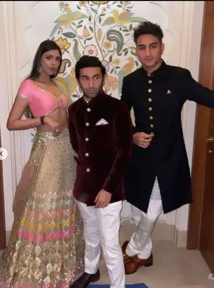 पॉपुलर स्टार किड इब्राहिम अपनी दोस्त की शादी के दौरान ब्लैक कलर के बंद गले के सूट में नजर आए. इस आउटफिट में वे काफी स्टाइलिश लग रहे थे. सभी की निगाह उन्हीं पर ही टिकी हुई थी. इब्राहिम ने दोस्तो के साथ जमकर पोटो क्लिक कराई. [Pic credit: Instagram]