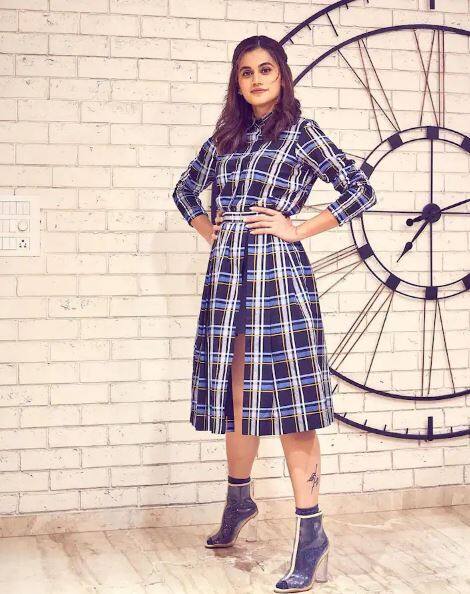 Taapsee पन्नू के घर में एक विशाल दीवार घड़ी लगाई गई है. तस्वीरें क्लिक कराने के लिए इससे अच्छा बैकग्राउंड नहीं मिल सकता है. फोटो क्रेडिट- इंस्टाग्राम