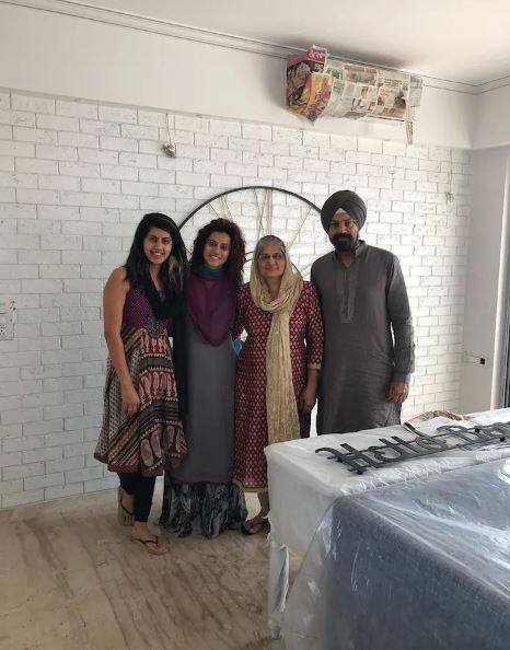 पिछले साल, Taapsee ने सोशल मीडिया पर अपने माता-पिता और बहन के साथ एक थ्रोबैक तस्वीर शेयर की थी. उन्होंने इसके साथ कैप्शन में लिखा था, 