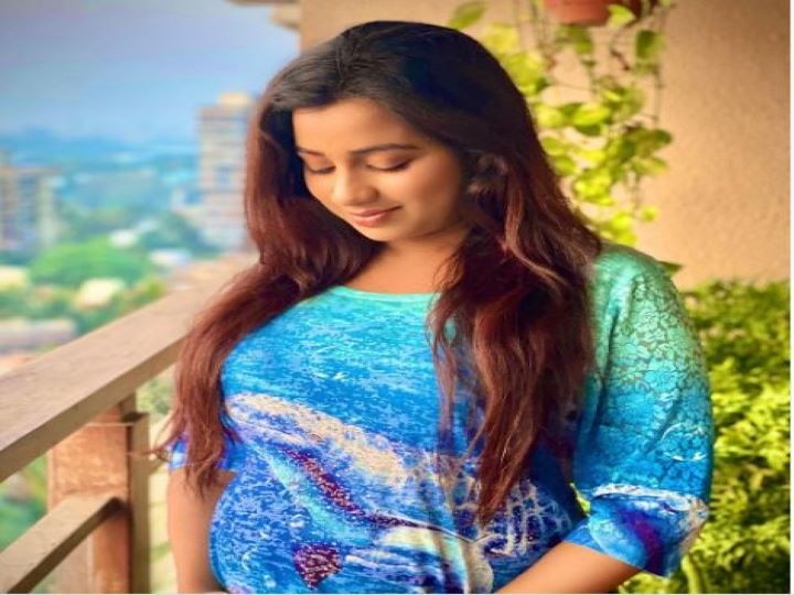 Bollywood singer Shreya Ghosal is pregnant, posting a picture of baby bump on social media and shared the good news मां बनने वाली हैं बॉलीवुड सिंगर Shreya Ghosal, बेबी बंप की तस्वीर के साथ फैंस को दी खुशखबरी