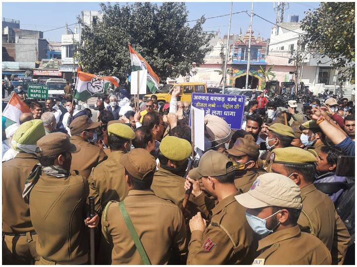 जम्मू: कांग्रेस कार्यकर्ताओं ने सचिवालय को घेरने की कोशिश, पेट्रोल-डीजल के बढ़ते दामों को लेकर जताया आक्रोश Jammu congress workers try to surround secretariat expressing outrage over rising prices of petrol and diesel ANN जम्मू: कांग्रेस कार्यकर्ताओं ने सचिवालय को घेरने की कोशिश, पेट्रोल-डीजल के बढ़ते दामों को लेकर जताया आक्रोश