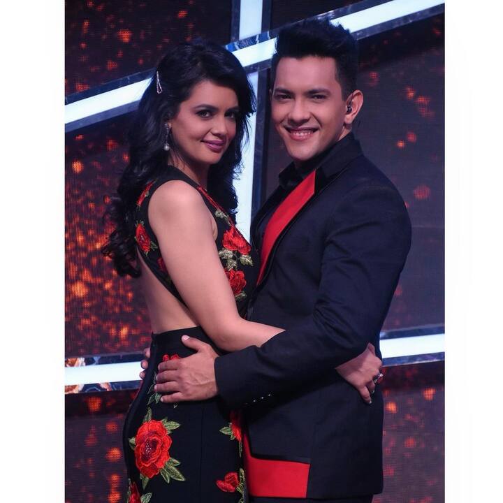 टीवी होस्ट और सिंगर आदित्य नारायण ने पिछले साल दिसंबर में गर्लफ्रेंड श्वेता अग्रवाल से शादी की. मेकर्स ने दोनों को अप्रोच किया है. 