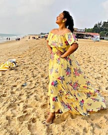 काम से ब्रेक लेकर गोवा पहुंचीं भोजपुरी क्वीन Rani Chatterjee, येलो ड्रेस में Beach पर दिए खूबसूरत पोज, देखें तस्वीरें