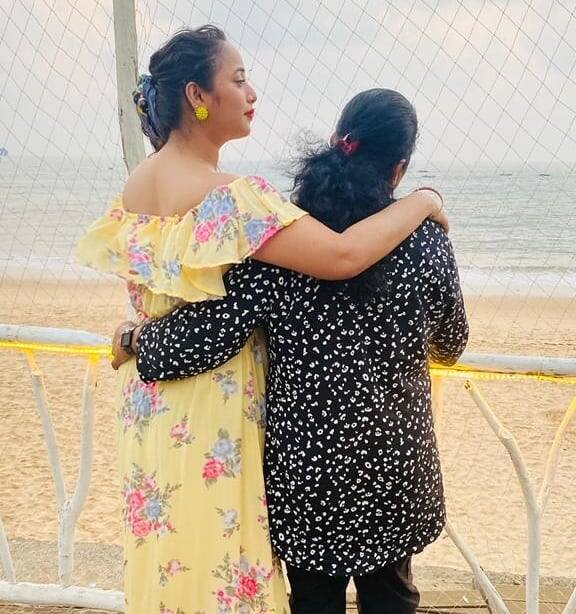 रानी चटर्जी के साथ इस वेकेशन में उनकी मां भी साथ में गई थीं. मां के साथ तस्वीर शेयर करते हुए उन्होंने लिखा,