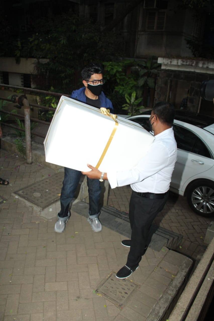 डिलीवरी के बाद पहली बार सैफ के साथ नज़र आईं Kareena Kapoor, देखें बीती रात हुई पार्टी की INSIDE तस्वीरें