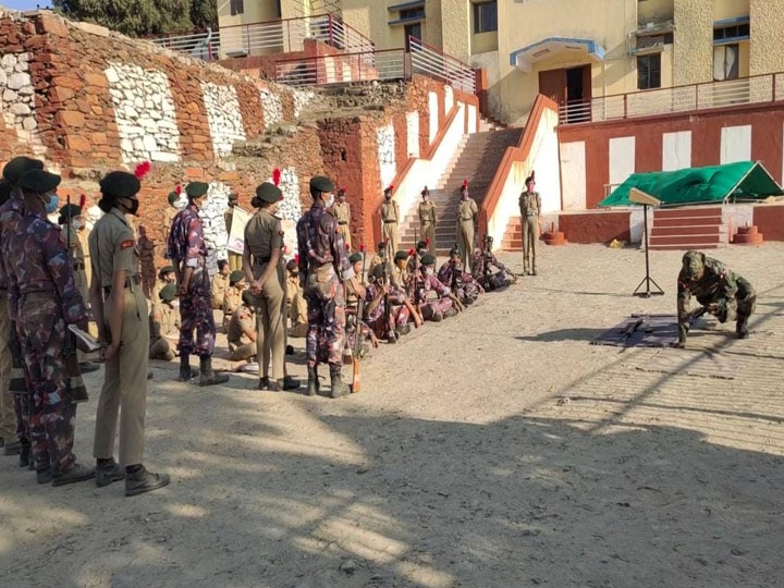 Army personnel give training to youths in the Pauri uttarakhand ann उत्तराखंड: युवाओं को मिल रही है हथियार चलाने, लोड करने और सटीक निशाना लगाने की ट्रेनिंग, जानें- वजह
