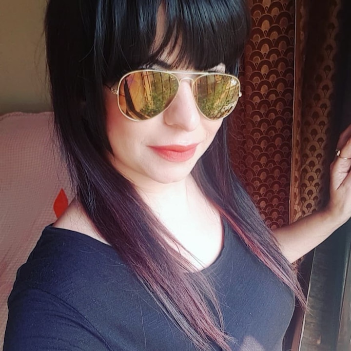 रोशन भाभी को भी स्टाइल में रहना काफी पसंद है और इसीलिए वो भी सोशल मीडिया पर खूब छाई रहती हैं. (Photo Credit - Instagram)