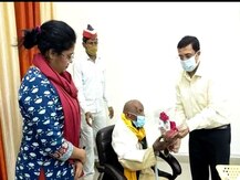 98 साल की उम्र में बाबा विजय पाल लगाते हैं चने की दुकान, DM ने बुलवाया कार्यालय...फिर ये हुआ