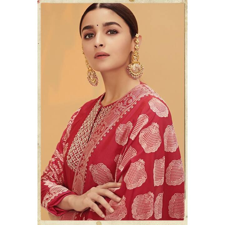 इस वेडिंग सीज़न एथनिक वियर के साथ आप ये हेयरस्टाइल अपना सकते हैं. ट्रेडिशनल आउटफिट के साथ  मिडल पार्टिंग और टाइट बन. आज ये स्टाइल टॉप ट्रेंड में शामिल है. (Photo Credit - Instagram)