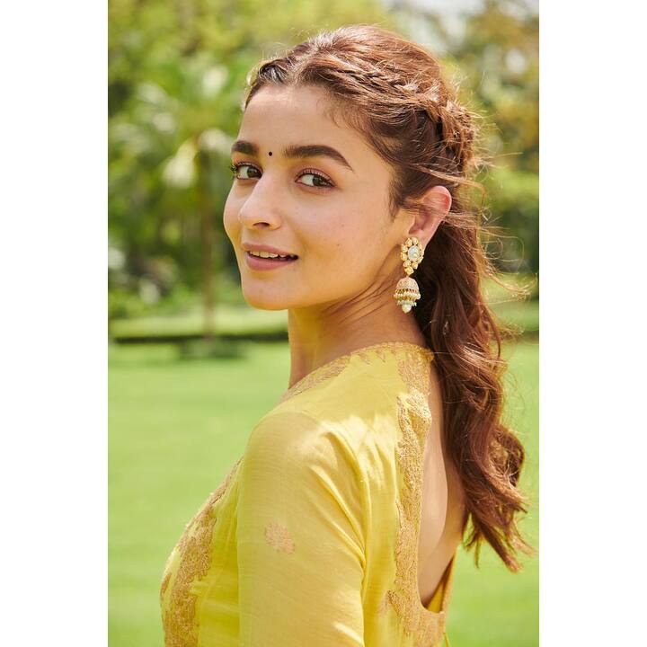   ये ब्रेडिड हेयरस्टाइल भी आप पर खूब जचेगा. खासतौर से अगर आपके बाल हल्के हैं . ये आपके बालों को थोड़ा ही सही लेकिन बाउंस जरुर देगा. खास बात ये है कि इस हेयरस्टाइल को आप बिना किसी की मदद के घर पर खुद भी बना सकते हैं. (Photo Credit - Instagram)