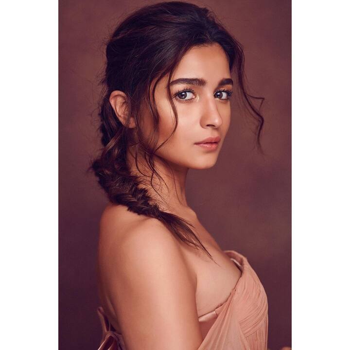 ये मेसी फिशटेल ब्रेड भी आपकी खूबसूरती में चार चांद लगा देगी. किसी भी कैज़ुअल फंक्शन में ये लुक आपके लिए परफेक्ट साबित होगा. (Photo Credit - Instagram)