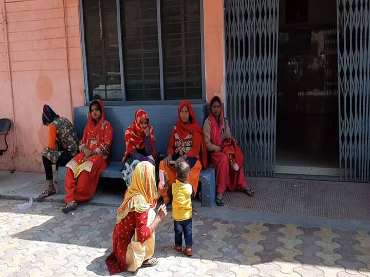 शामली में स्वास्थ्य विभाग के दावों की खुली पोल, अस्पताल में कोरोना प्रोटोकाल का नहीं हो रहा है पालन Health department reality in Shamli corona protocol is not being followed in hospital ann शामली में स्वास्थ्य विभाग के दावों की खुली पोल, अस्पताल में कोरोना प्रोटोकाल का नहीं हो रहा है पालन